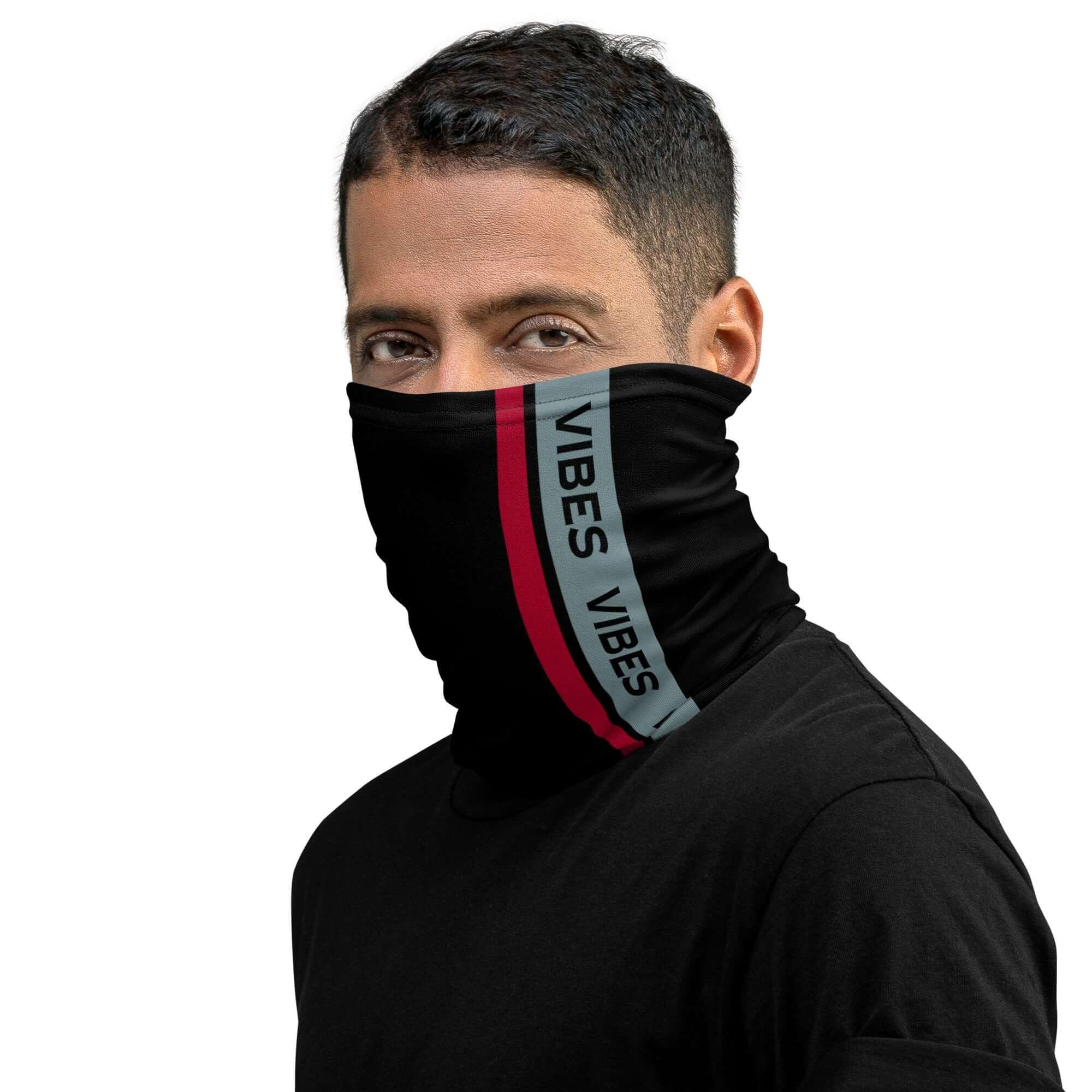 Mann mit schwarzem Schlauchschal, seitlichem roten Streifen und Vibes-Aufdruck vor weißem Hintergrund