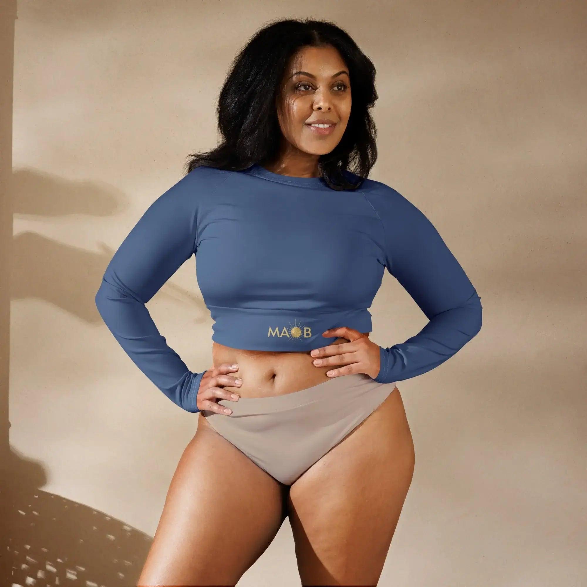 Frau im blauen CREWILD Langarm Crop Top in der Farbe Wasser und beiger Unterwäsche
