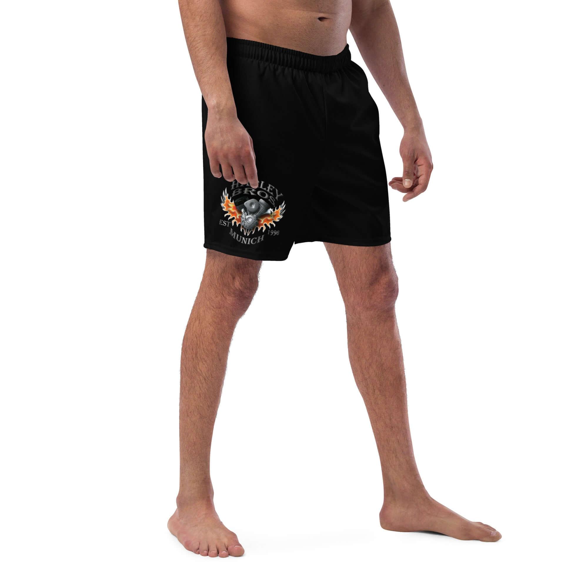 Schwarze Herren-Badeshorts mit Motorrad-Logo und Flammen-Aufdruck am rechten Bein, Studioaufnahme