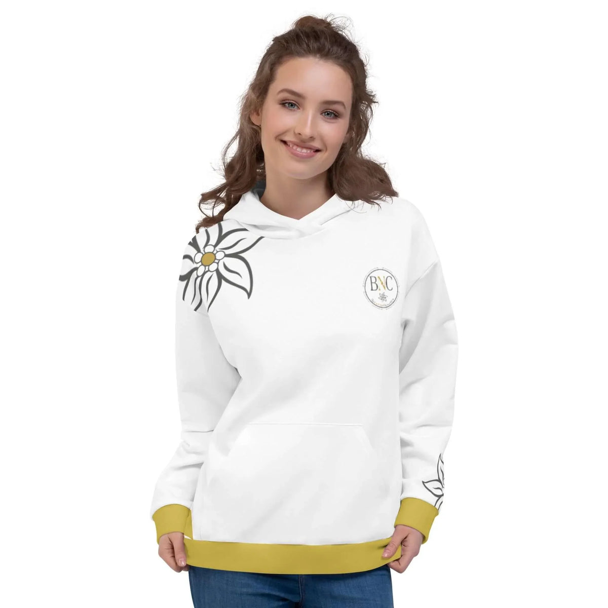 Frau in weißem Hoodie mit floralem Design und gelben Abschlüssen