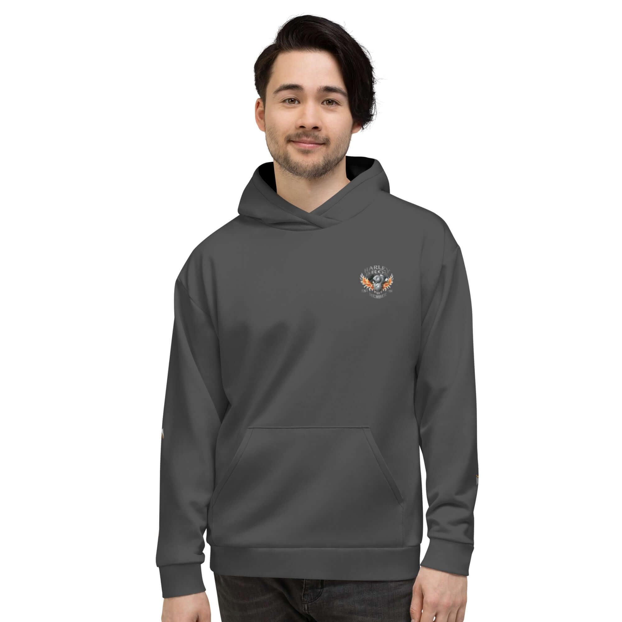 Mann trägt grauen Unisex-Hoodie mit kleinem Logo vorne, Modeprodukt auf weißem Hintergrund