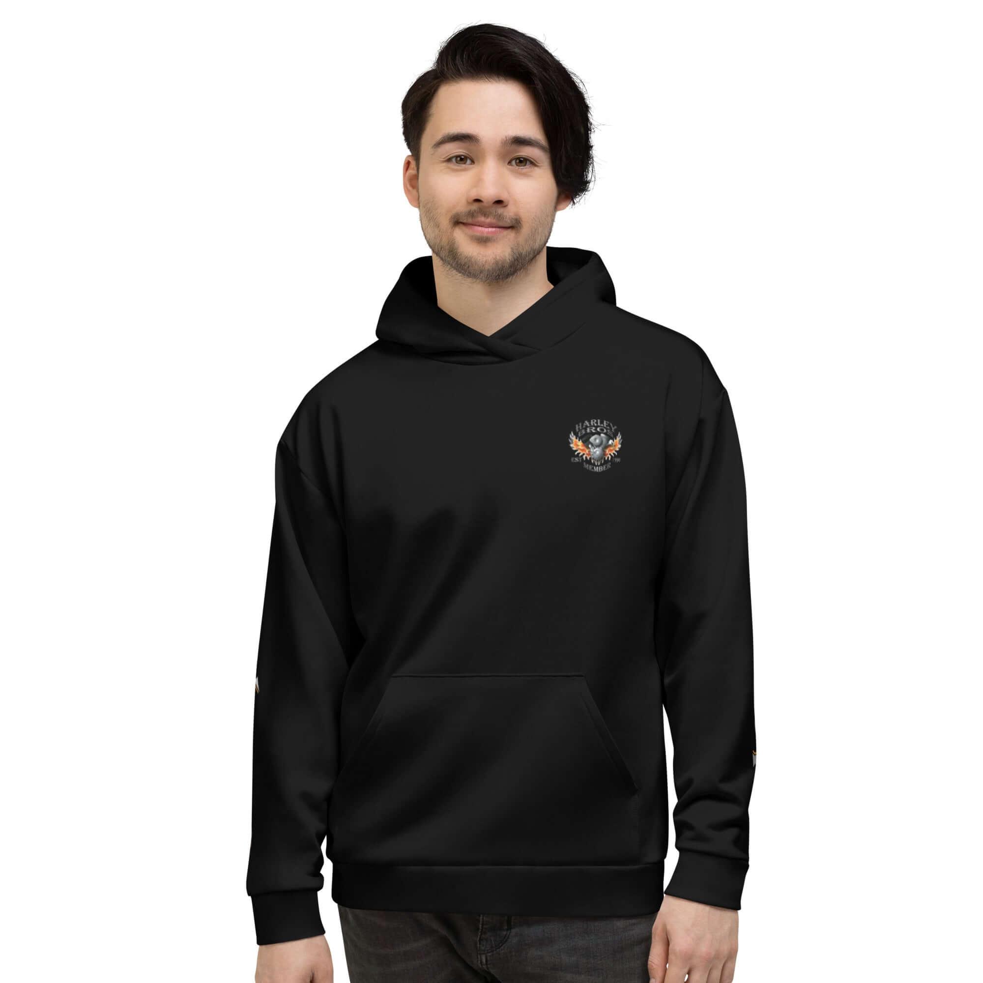 Mann trägt schwarzen Hoodie mit Harley Davidson Logo auf Brust, neutraler Hintergrund