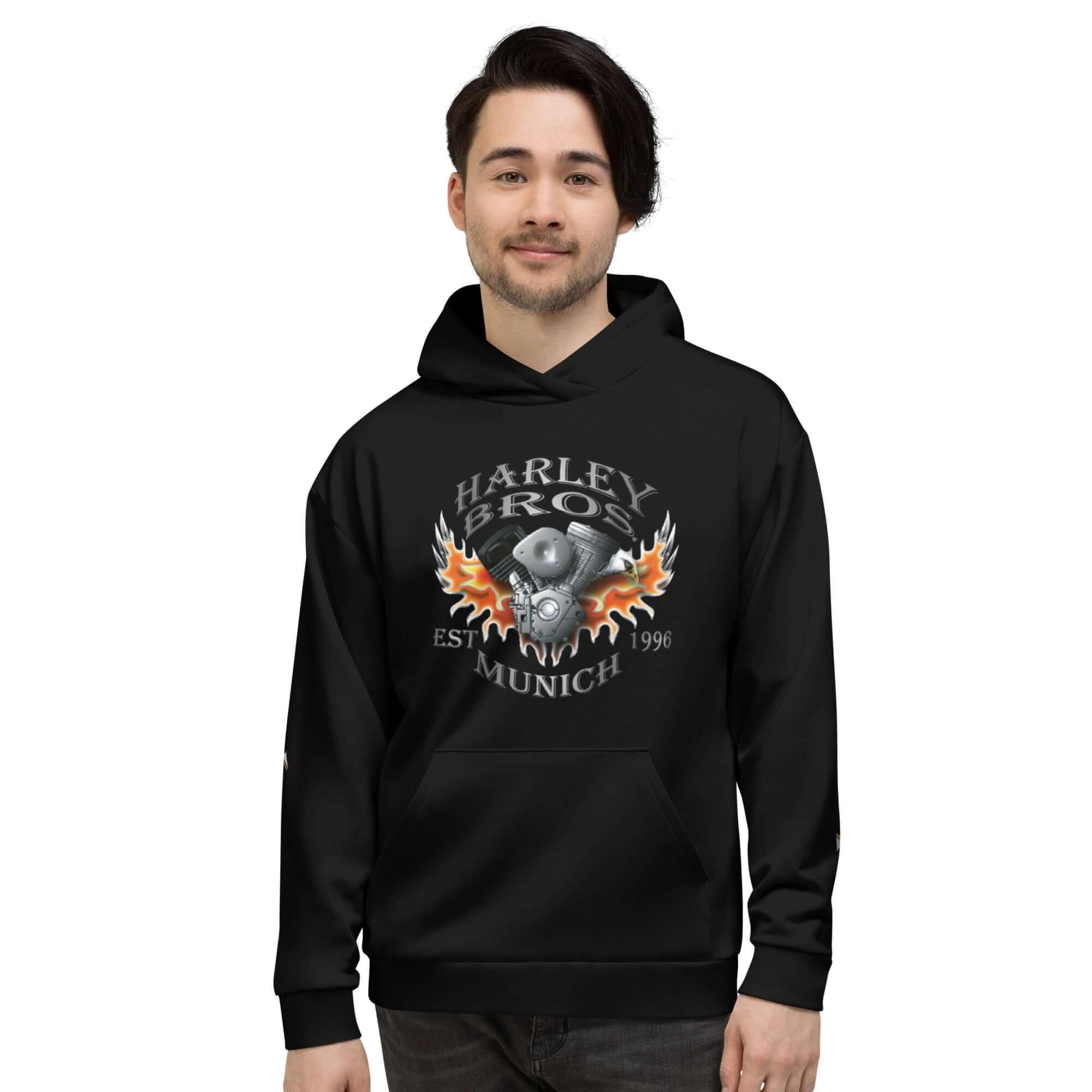 Mann trägt schwarzen Harley Bros Hoodie mit Flammen-Motorrad-Motiv, Studio-Hintergrund