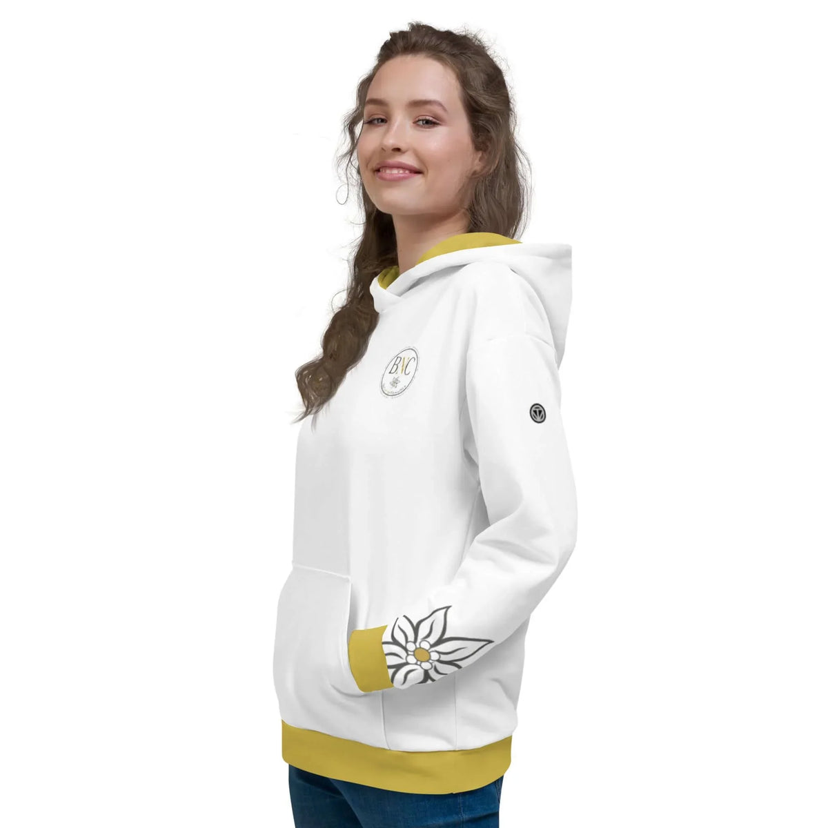 Frau in weißem Hoodie mit gelben Details und floralem Print am Ärmel