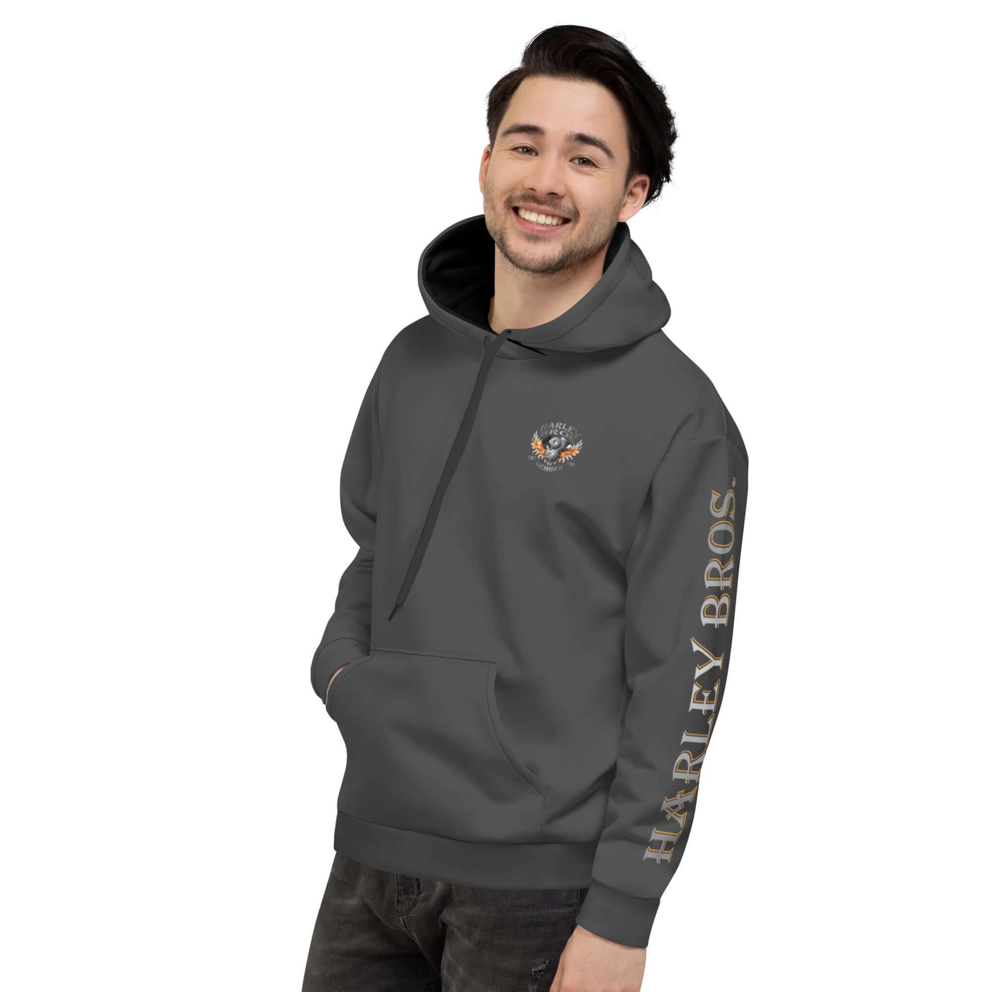 Junger Mann trägt dunkelgrauen Harley Bros Hoodie mit Logo und Schriftzug auf dem Ärmel.
