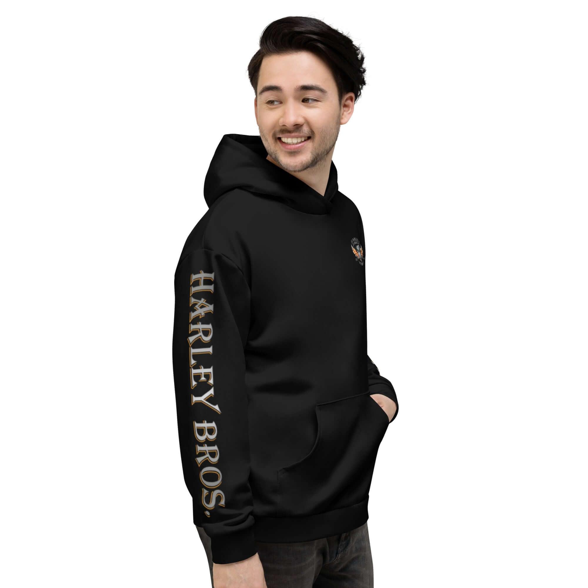 Mann trägt schwarzen Hoodie mit HARLEY BROS. Schriftzug am Ärmel vor weißem Hintergrund