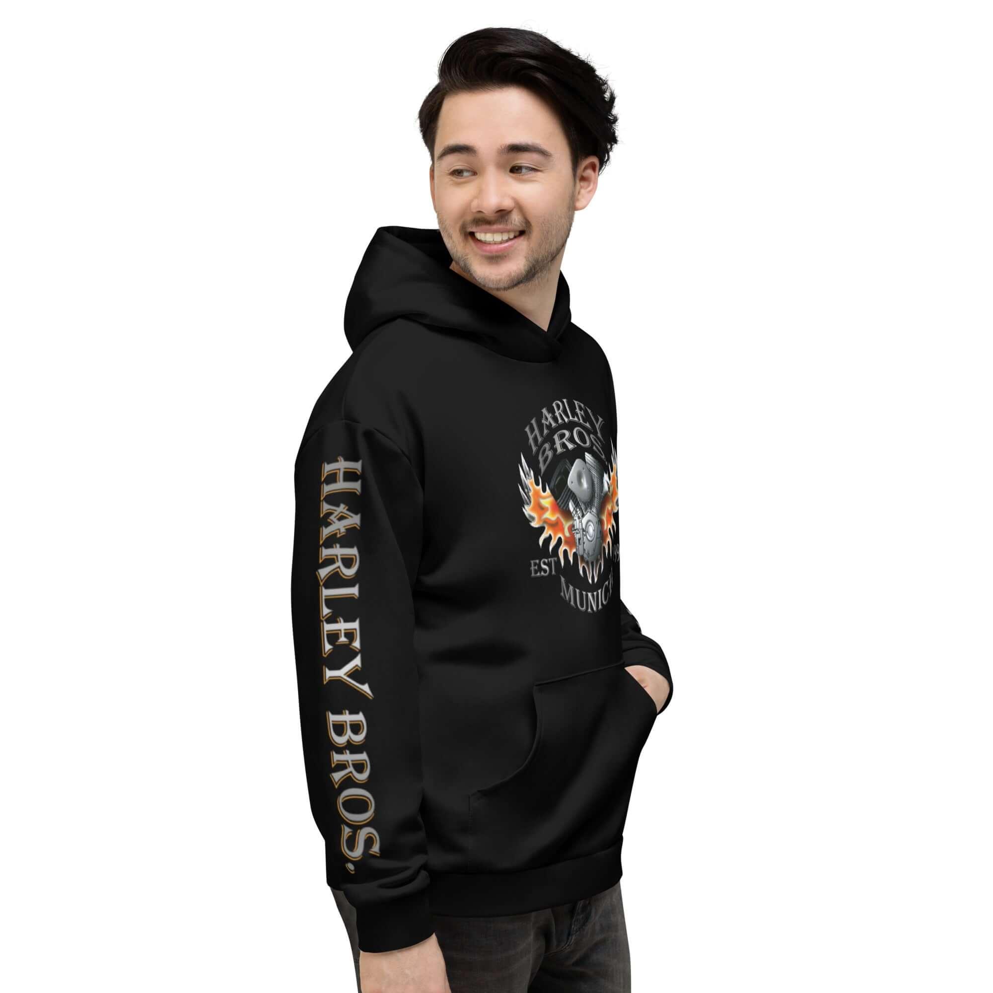 Mann trägt schwarzen Harley Bros. Hoodie mit Flammen- und Totenkopf-Print, Schrift auf Ärmel