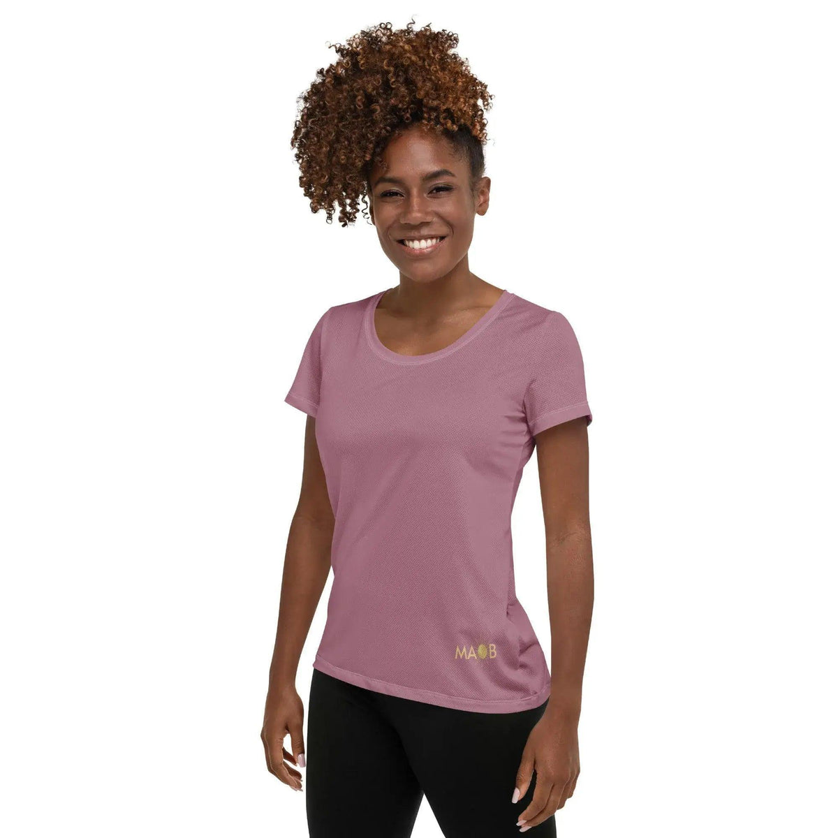 Frau trägt ein altrosa CREWILD MAOB Sportshirt für Damen.