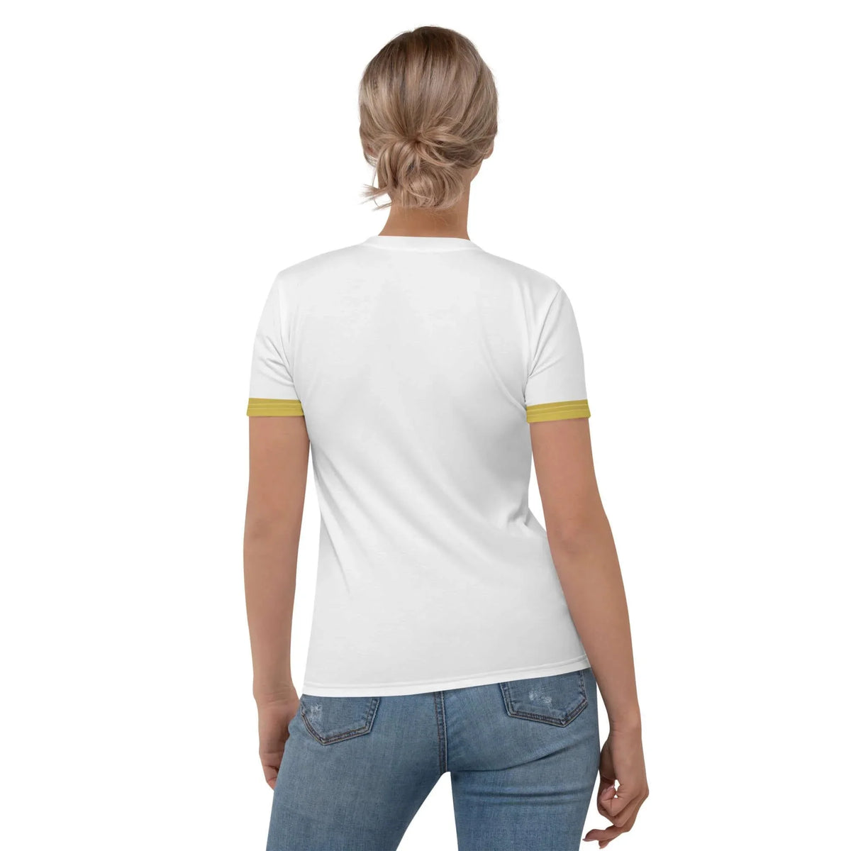 Rückansicht einer Frau in einem weißen T-Shirt mit gelben Ärmelbündchen und blauen Jeans