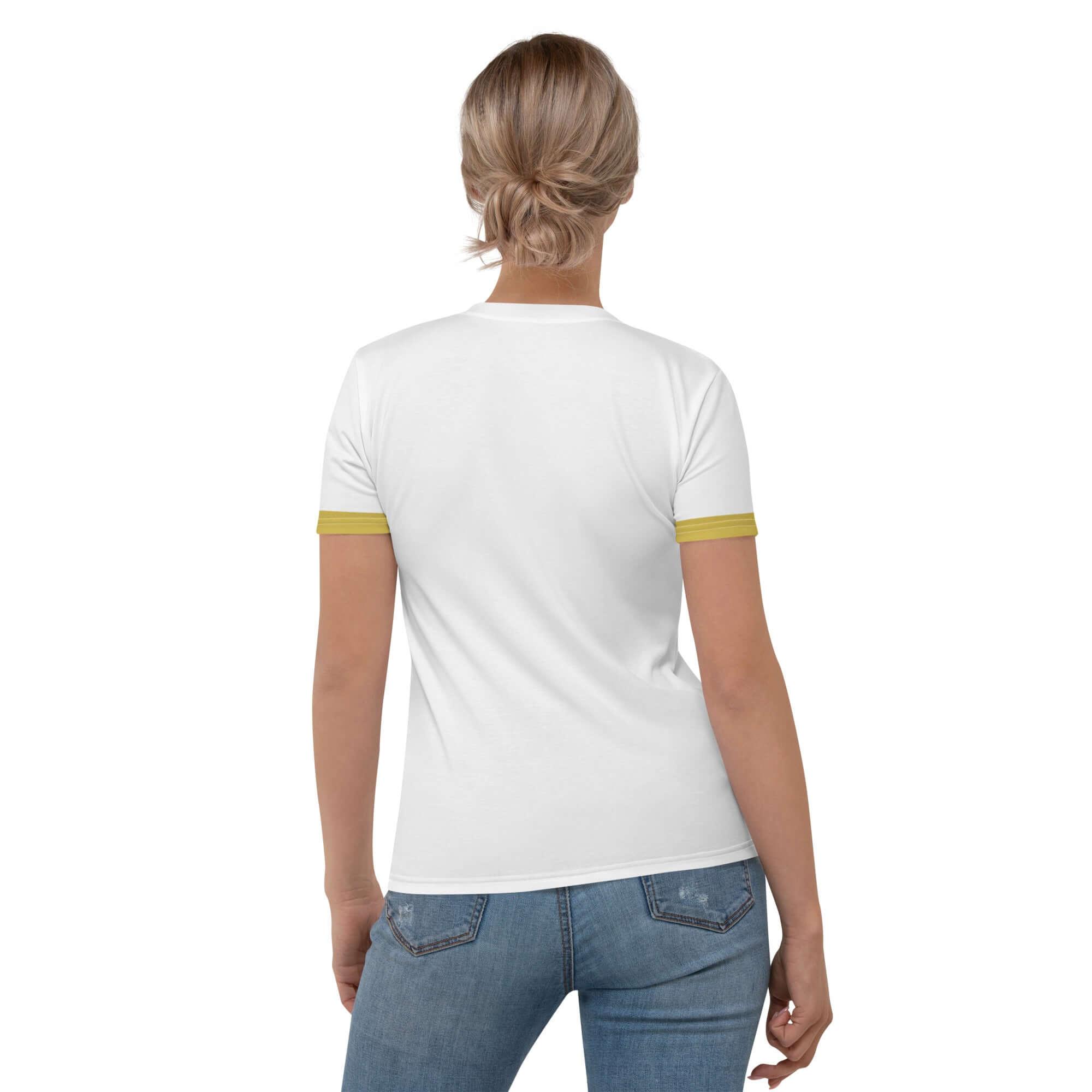 Frau mit weißem Damen-T-Shirt und gelben Ärmelbündchen, blaue Jeans, Rückansicht, weißer Hintergrund