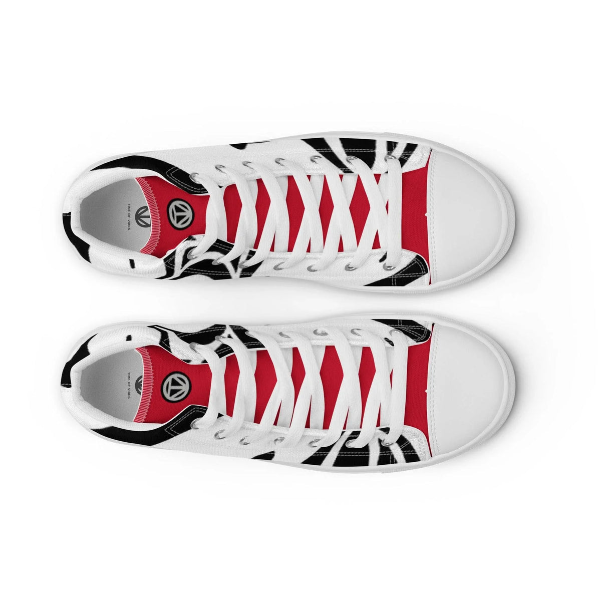 Zwei weiße Sneaker mit rot-schwarzem Design und kreisförmigem Logo von oben gesehen.
