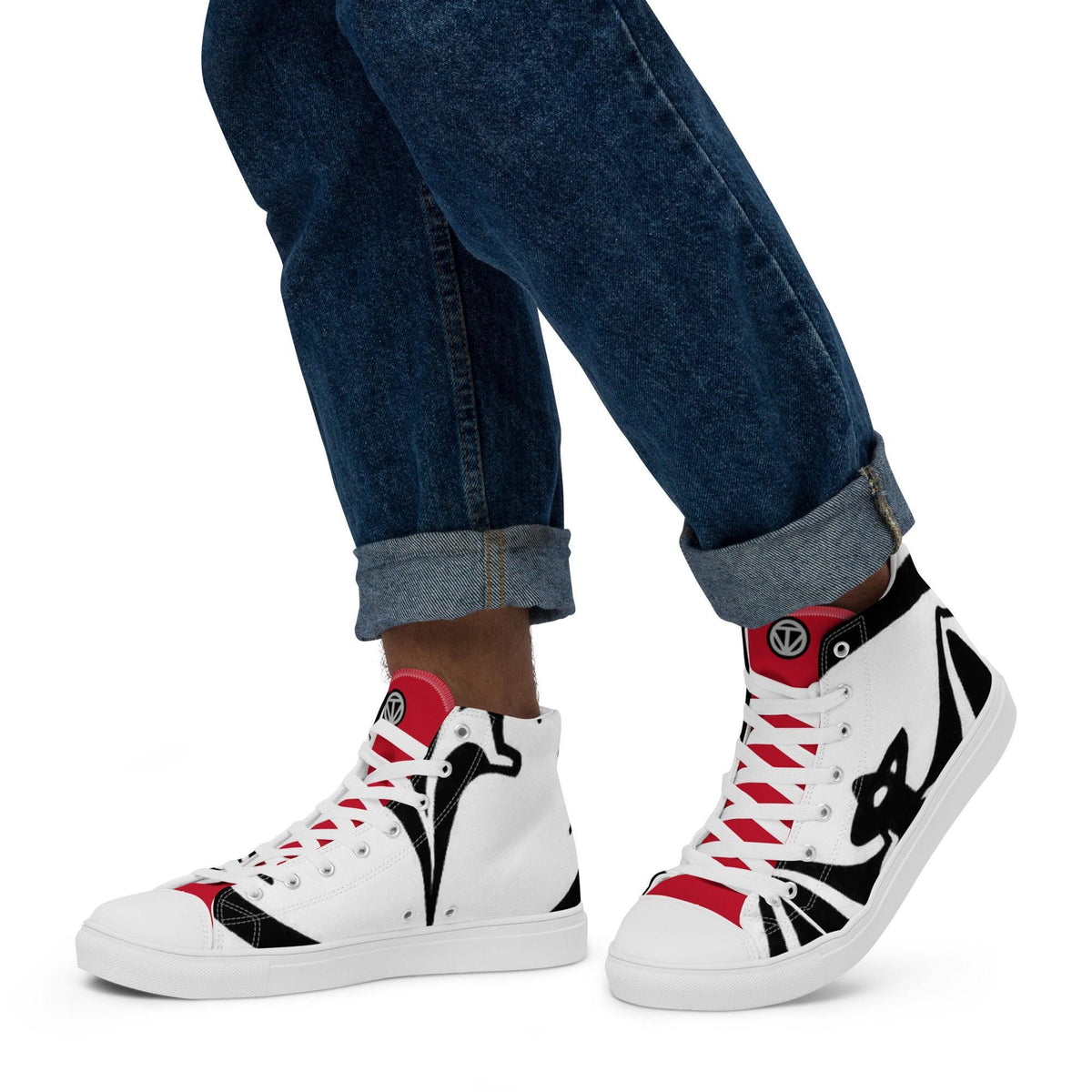 Person trägt weiß-rote High-Top Sneaker mit schwarzem Grafik-Design und Jeans.