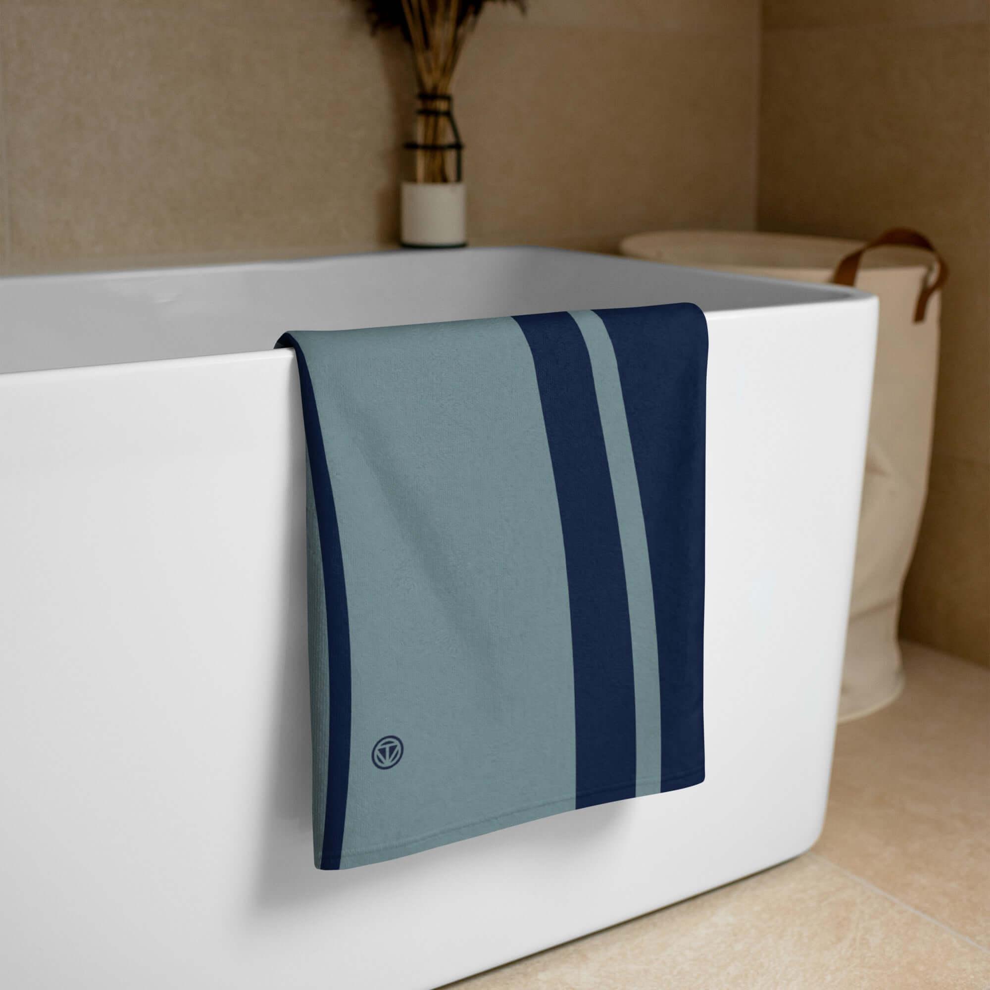Gestreiftes Handtuch in Blau-Grau auf Badewanne im modernen Badezimmer