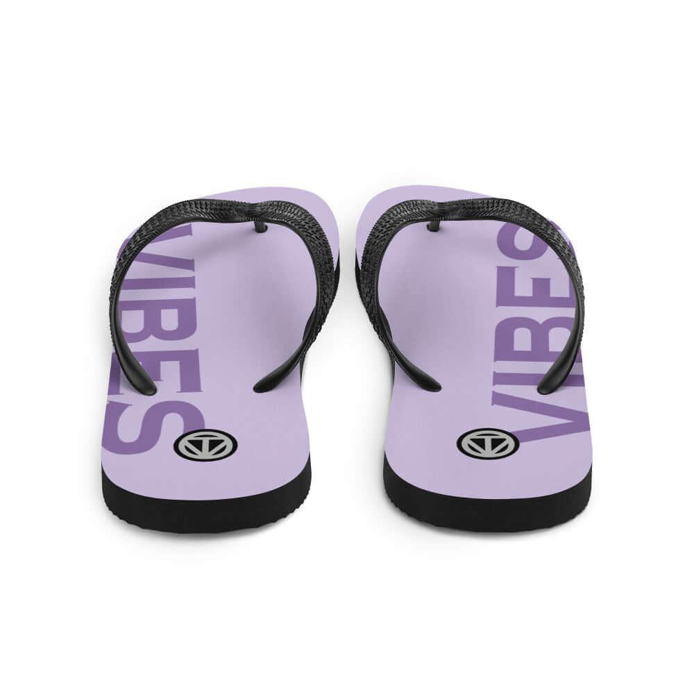 Lila Flip Flops mit schwarzem Riemen und Vibes-Aufdruck, Sommer Badeschuhe