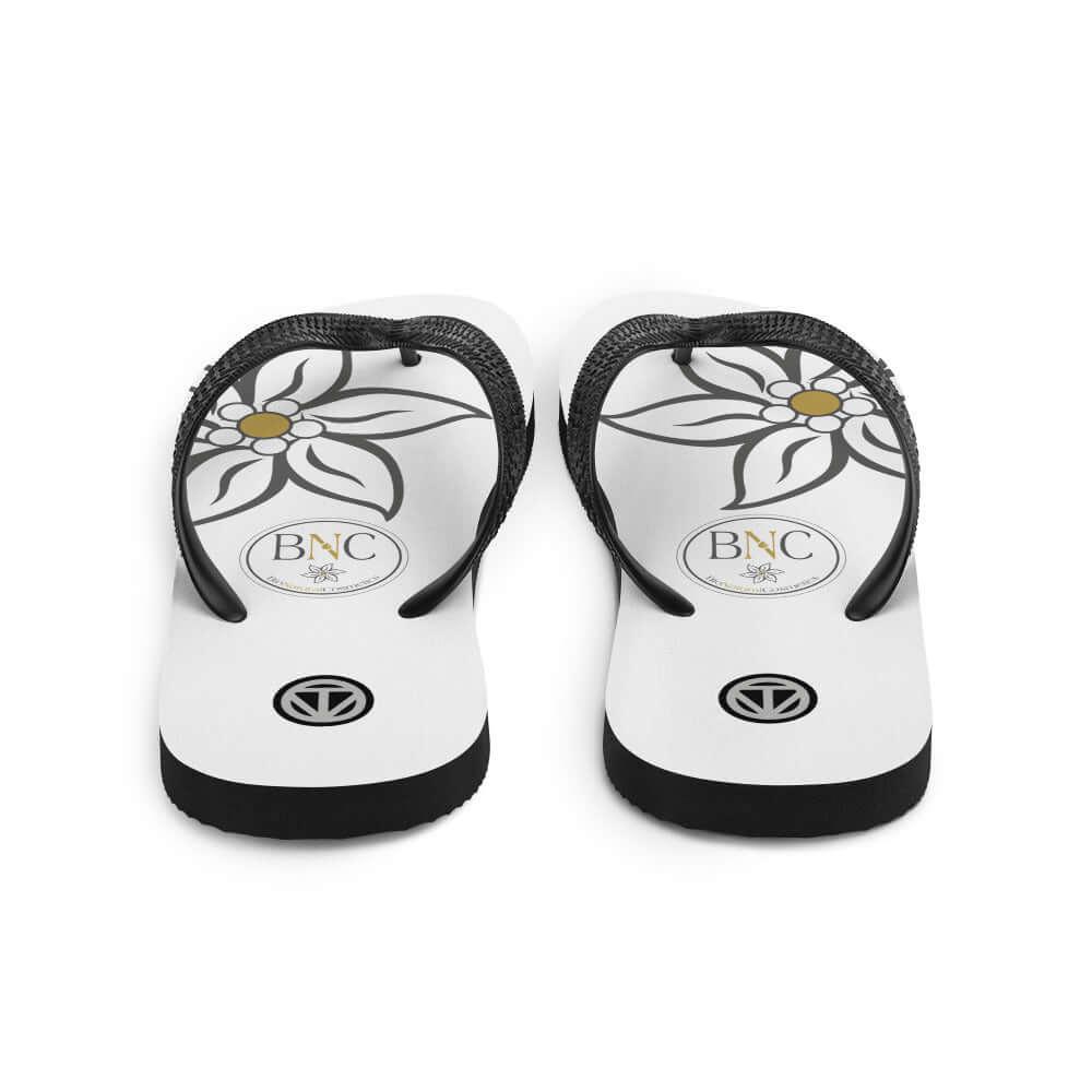 Weiße Flip Flops mit schwarzem Riemen und floralem Print, BNC Logo, auf weißem Hintergrund