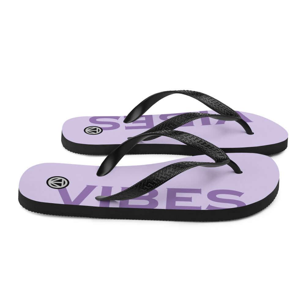 Lila Flip Flops mit schwarzem Riemen und Aufschrift VIBES, Badeschuhe für Damen und Herren