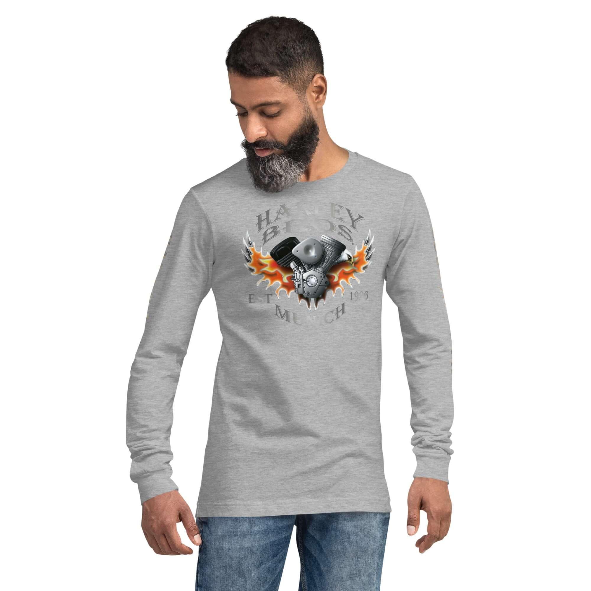 Mann trägt graues Unisex Langarmshirt mit Motorrad-Motor Grafik und Flammen-Design vorne.