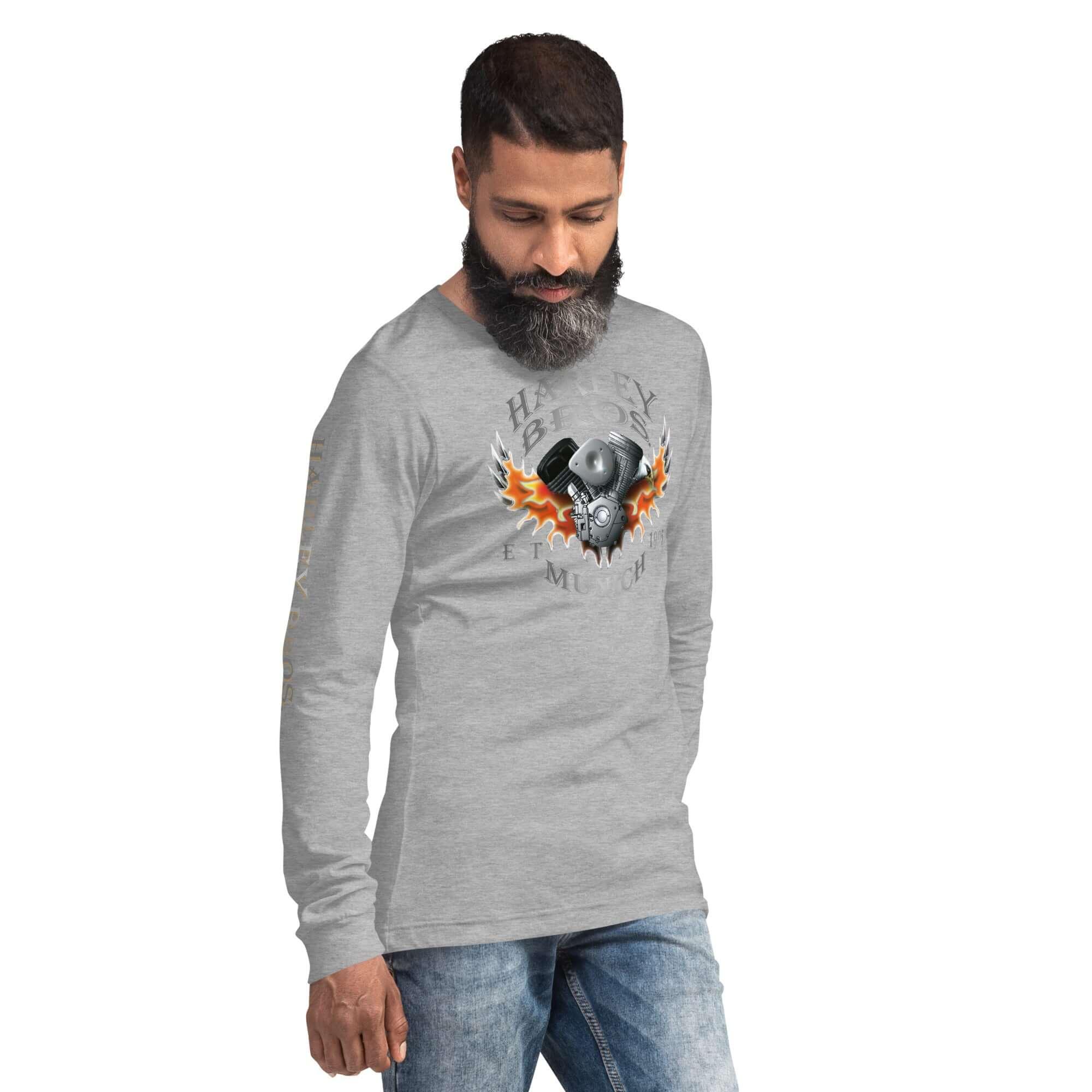 Mann trägt graues Unisex-Langarmshirt mit Motorrad-Motor und Flammen-Print, Jeans