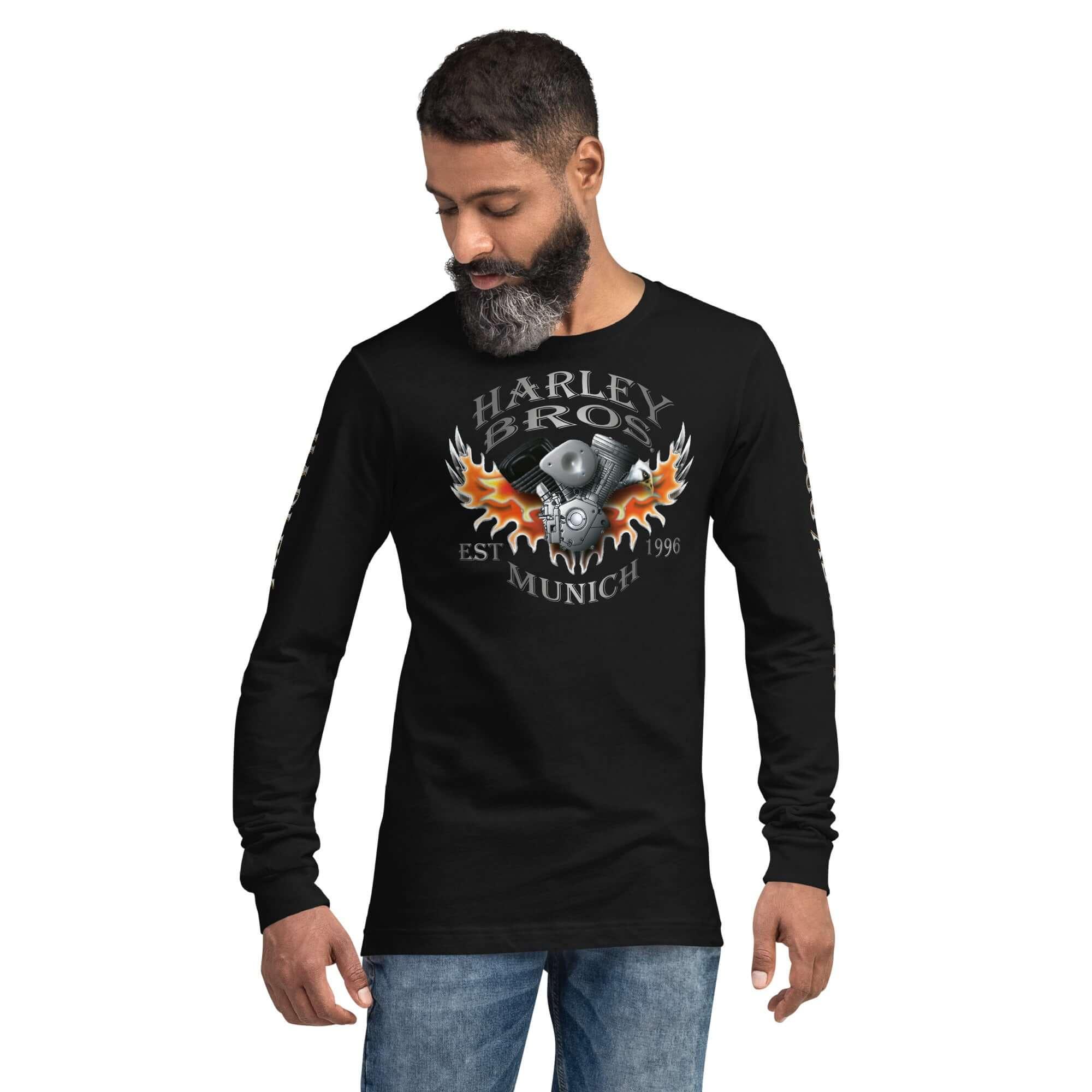 Mann trägt schwarzes Langarmshirt mit Harley Bros Munich Flammen-Motorrad-Print