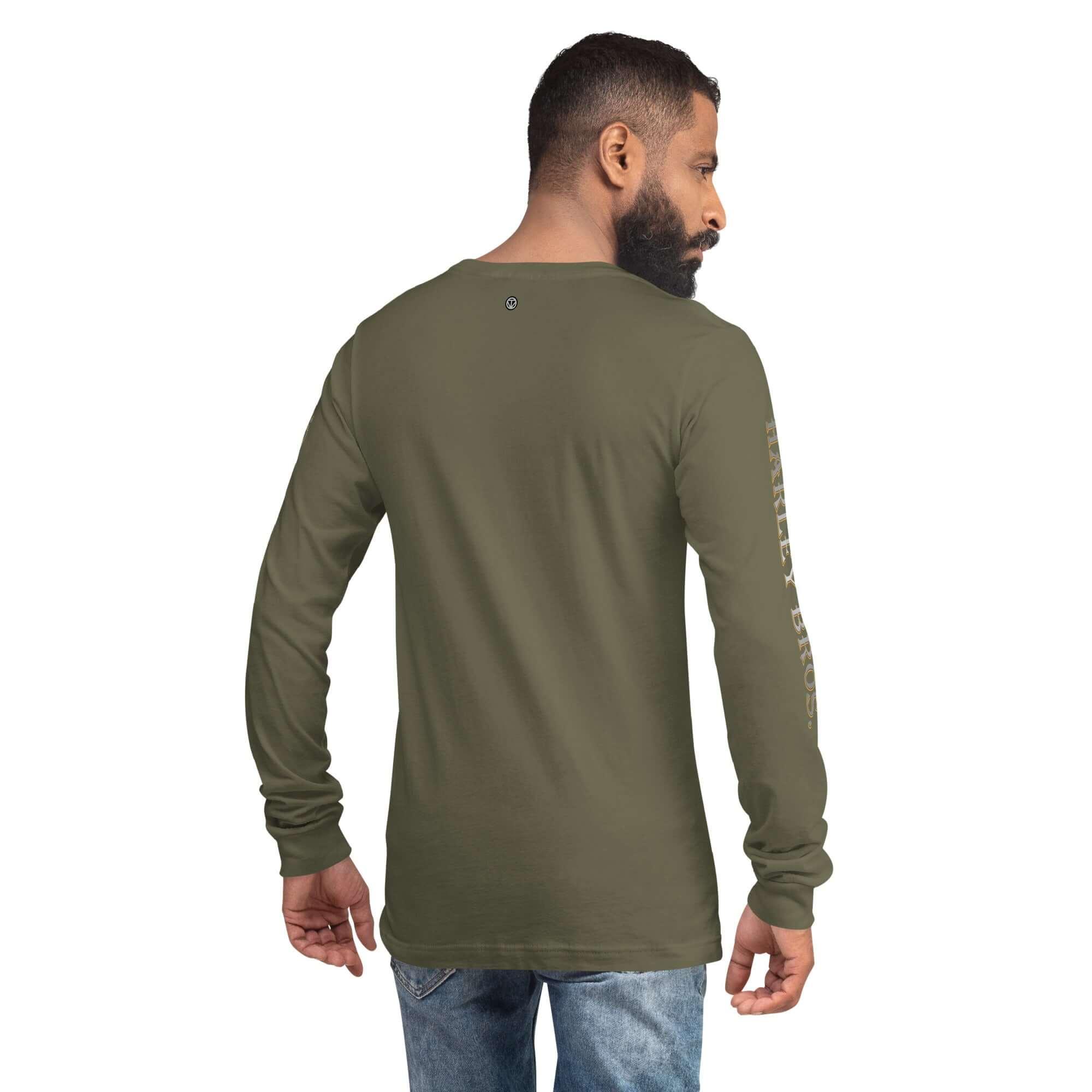 Mann trägt Unisex Langarmshirt in Military Green, Rückansicht, Jeans, Schriftzug am Ärmel