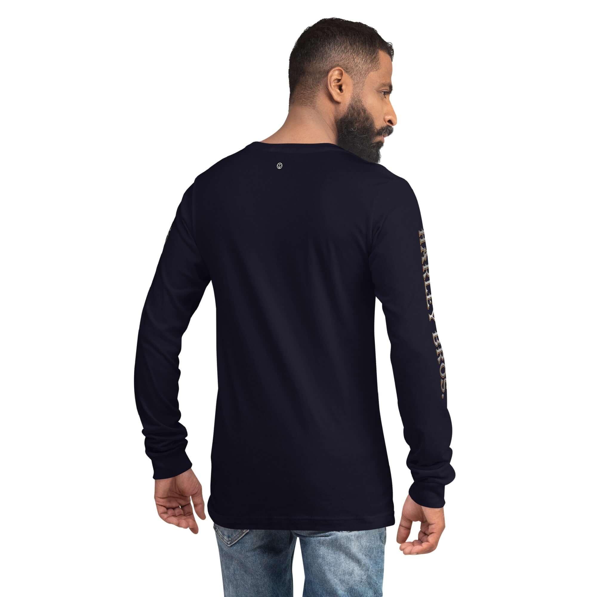 Rückansicht Unisex Langarmshirt navy, Aufdruck am Ärmel, Jeans, weißer Hintergrund