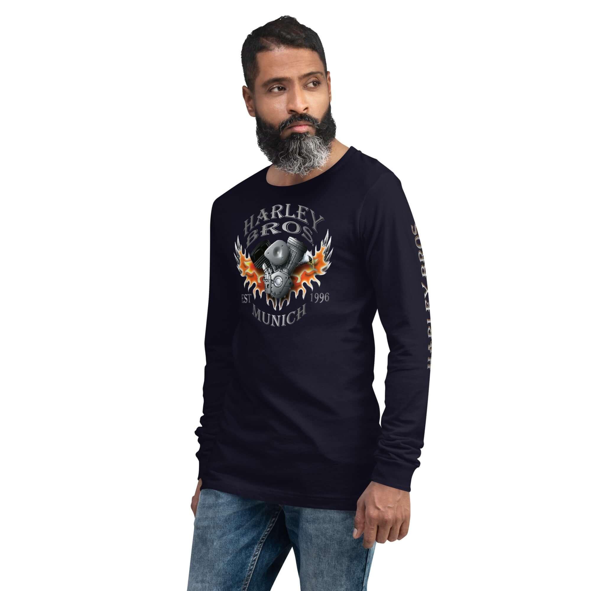 Mann im dunkelblauen Harley Bros Langarmshirt mit Flammen-Motorrad-Muster, Jeans
