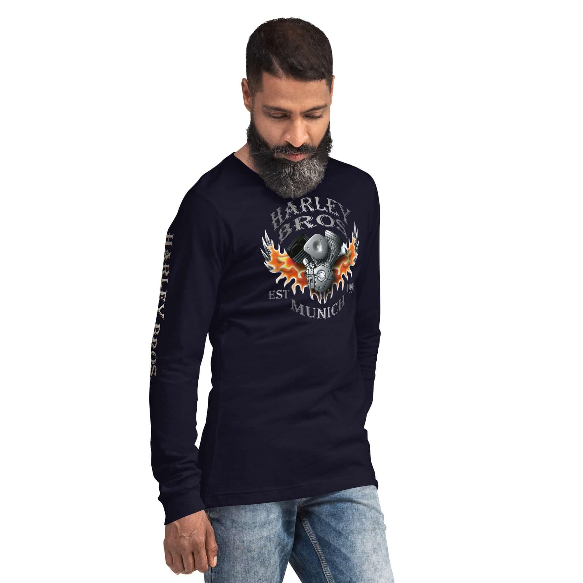 Mann trägt dunkelblaues Harley Bros Langarmshirt mit Flammen-Motorrad-Motiv, Jeans, weißer Hintergrund.