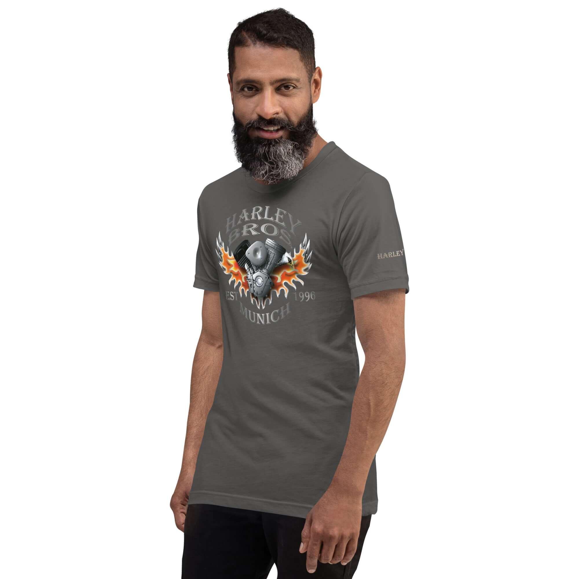 Mann trägt graues Unisex-Shirt mit Harley Bros München Flammen-Motorrad-Print, weißer Hintergrund