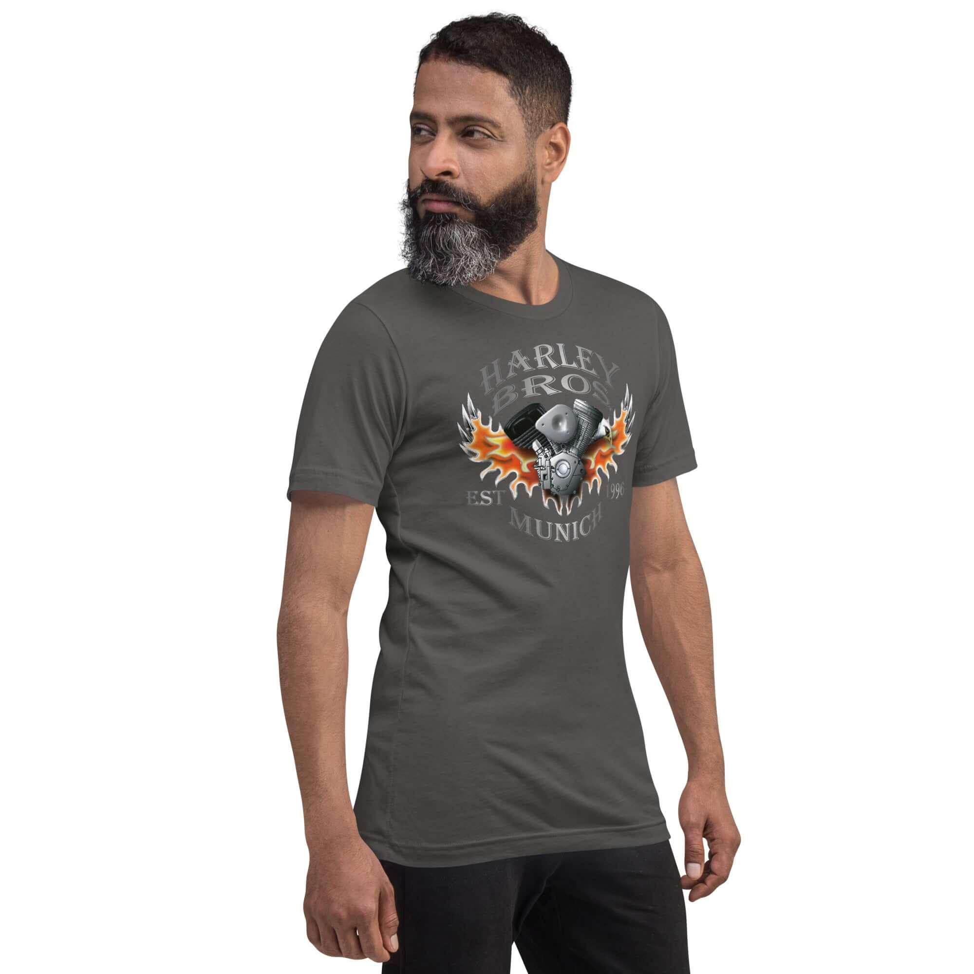 Mann trägt graues Unisex-T-Shirt mit Harley Bros München Flammen-Motorrad-Print