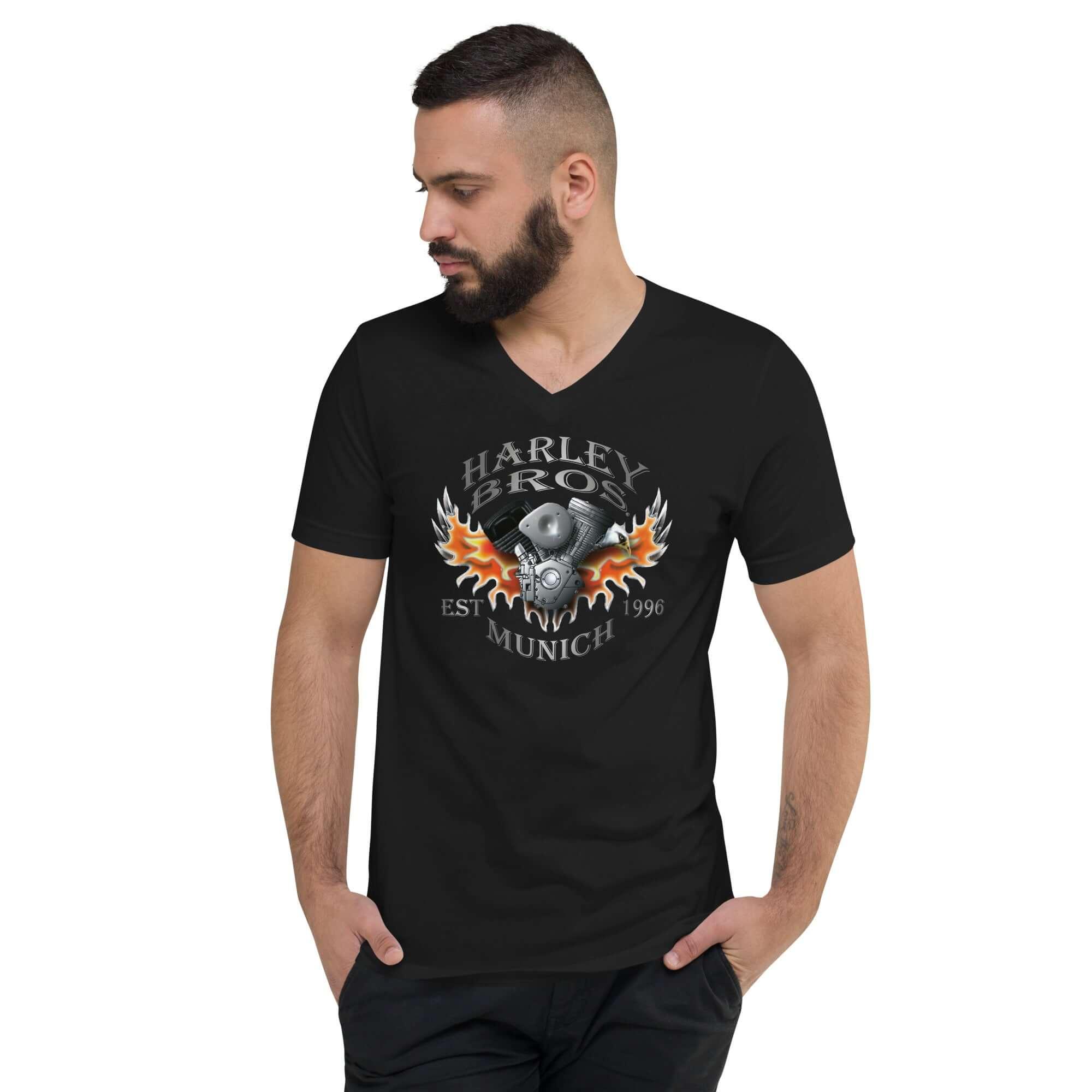 Schwarzes Unisex V-Ausschnitt T-Shirt mit Harley Bros Munich Flammen-Print, Model blickt seitlich