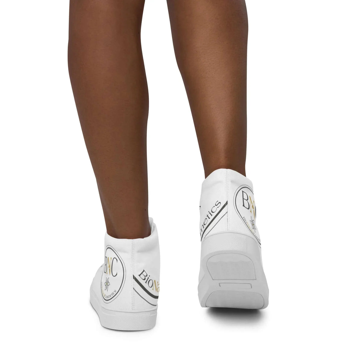 Rückansicht weißer, personalisierter High-Top Sneaker an den Beinen einer Person.