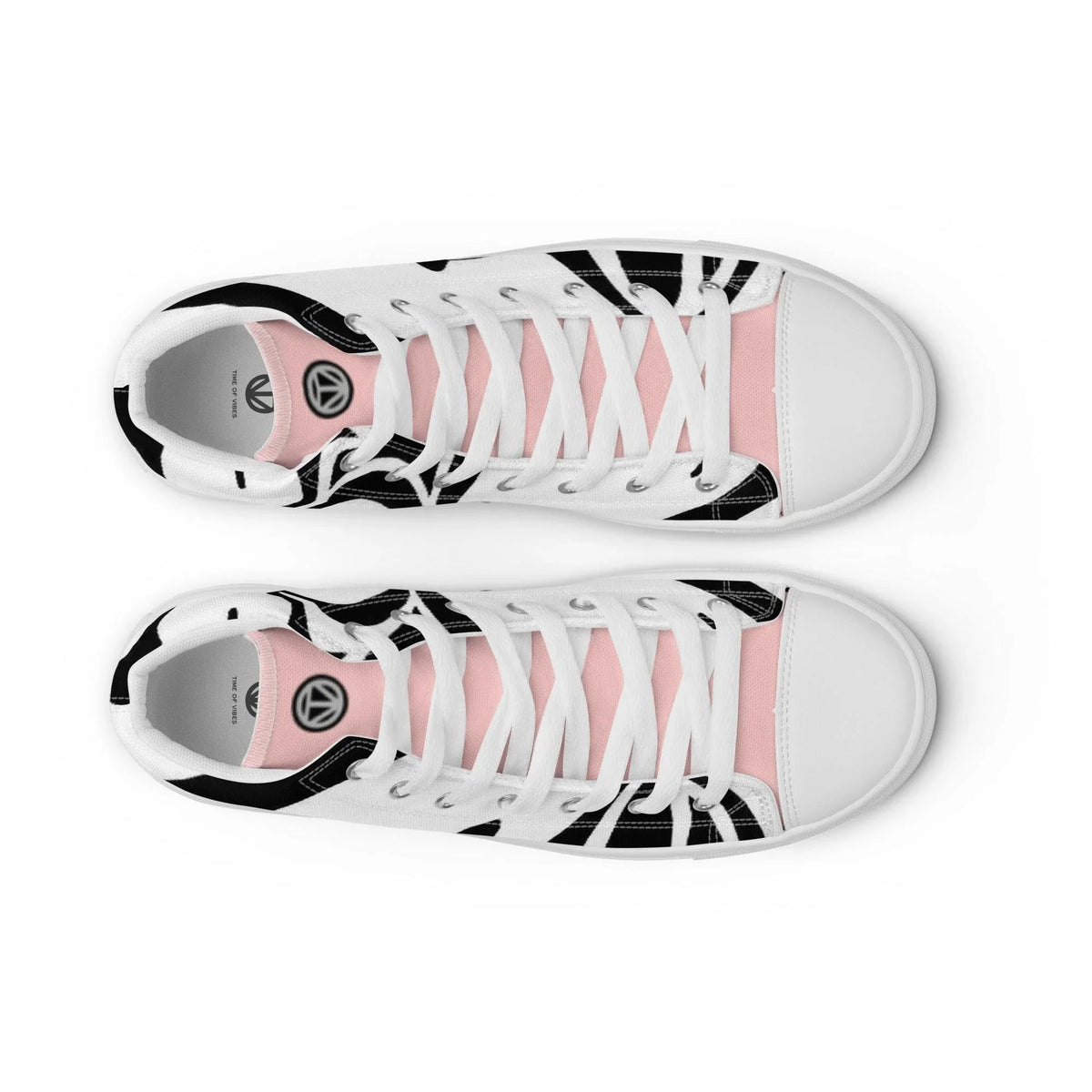 Zwei weiße Sneaker mit schwarz-weißen Mustern und rosa Akzenten auf weißem Hintergrund