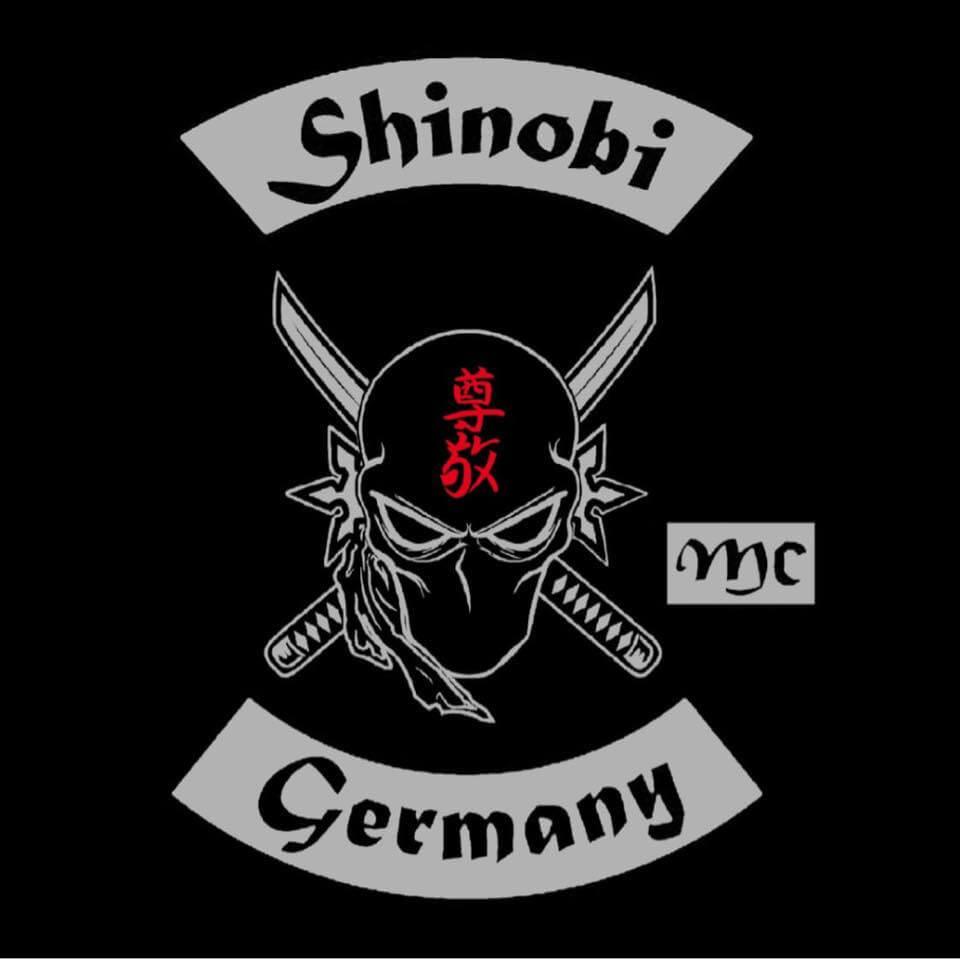 Shinobi Germany Logo mit Totenkopf, zwei gekreuzten Katanas und japanischen Schriftzeichen