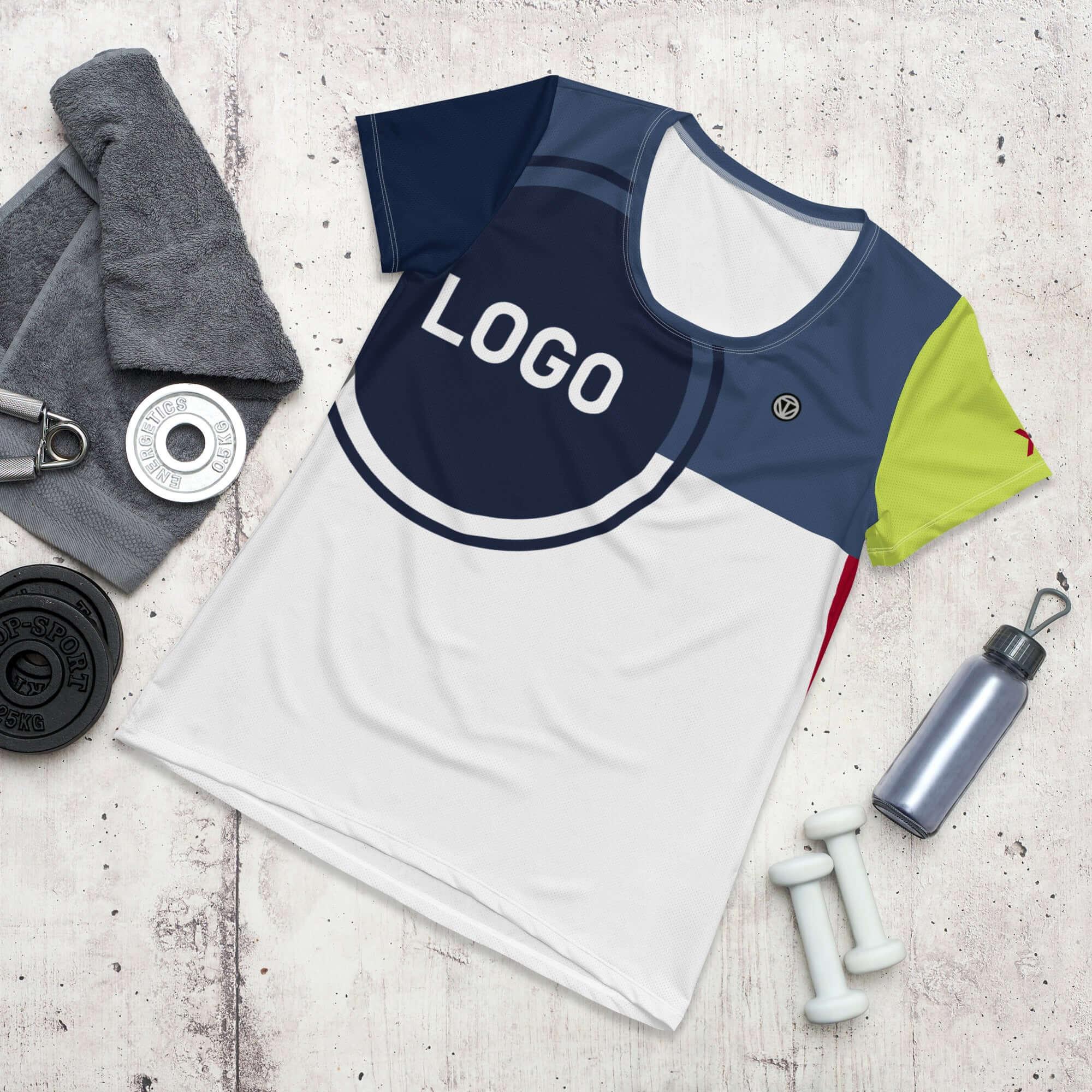 Sportliches T-Shirt mit farbigem Muster und Logo, Fitness-Zubehör wie Hanteln und Handtuch daneben