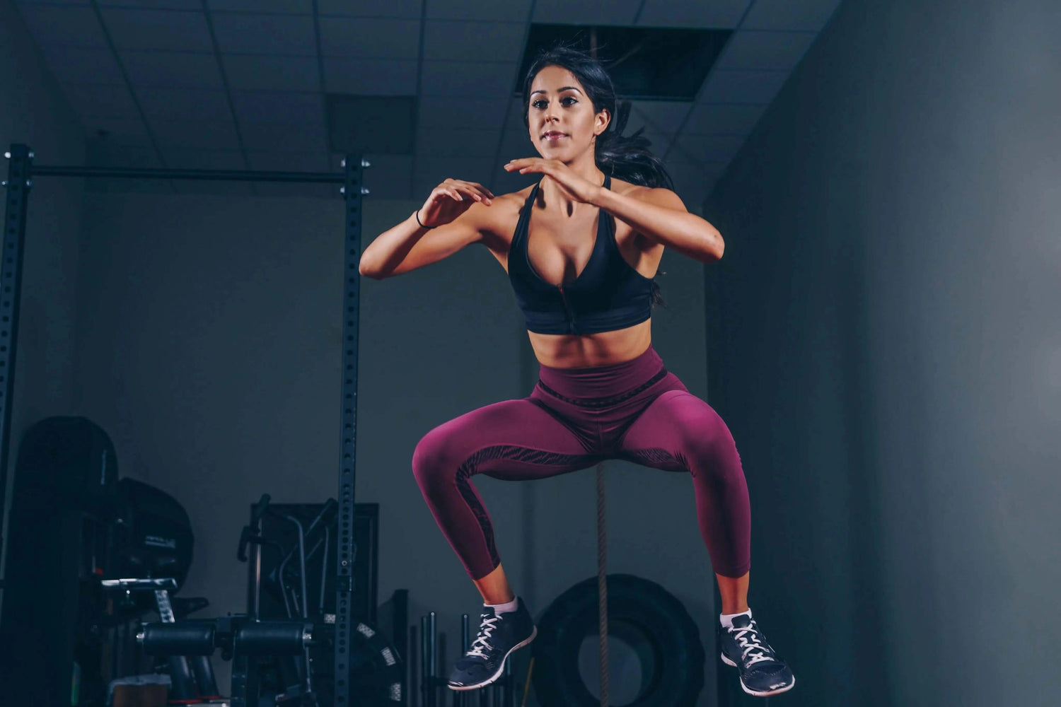 Frau im schwarzen Sport-BH beim Fitness-Workout im Fitnessstudio