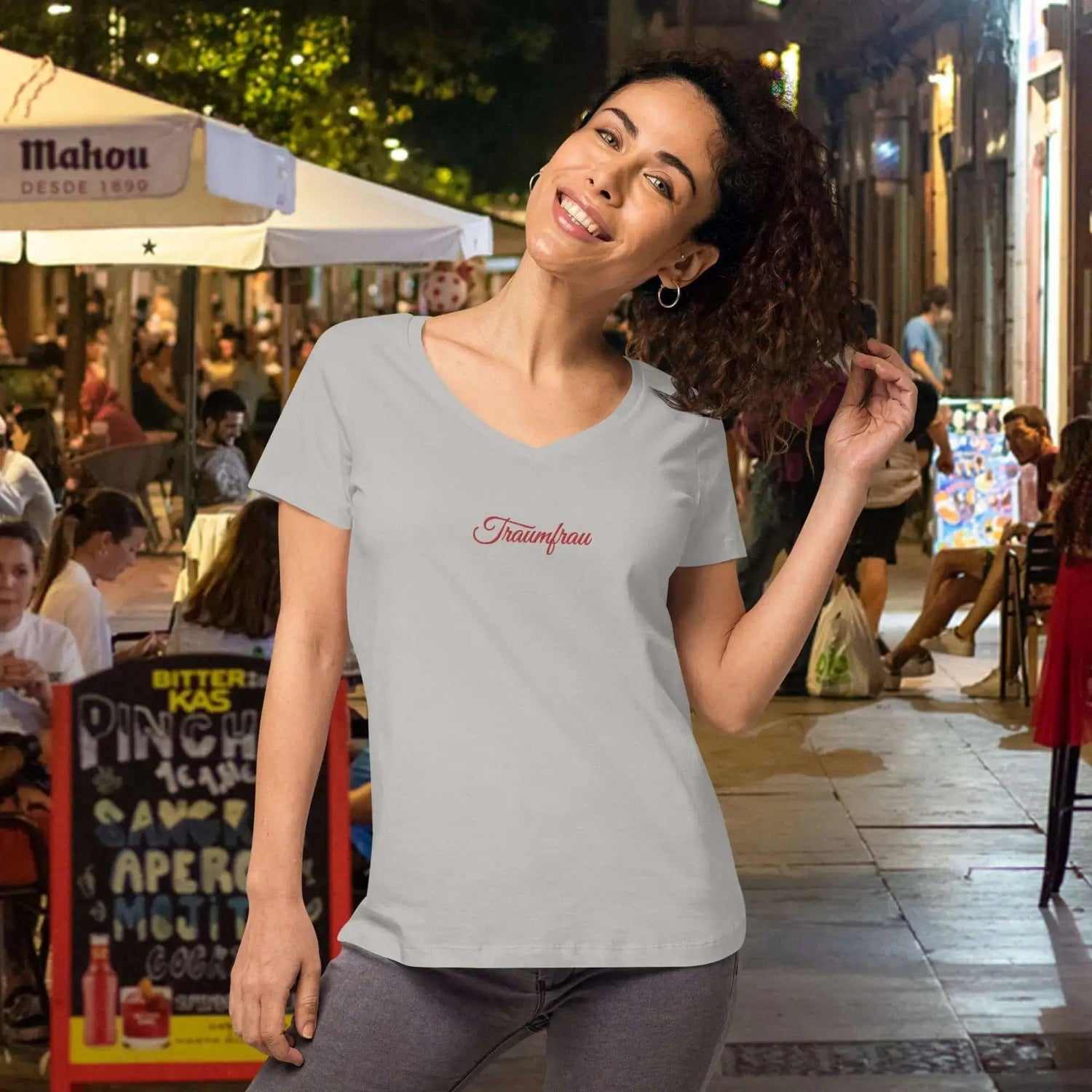 Frau mit weißem V-Ausschnitt T-Shirt &