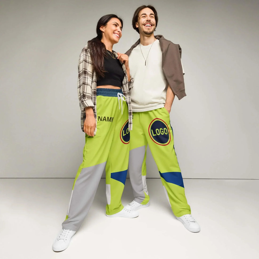 Personalisierte Jogginghose in Limettengrün und Grau mit individuellem Logo-Druck.