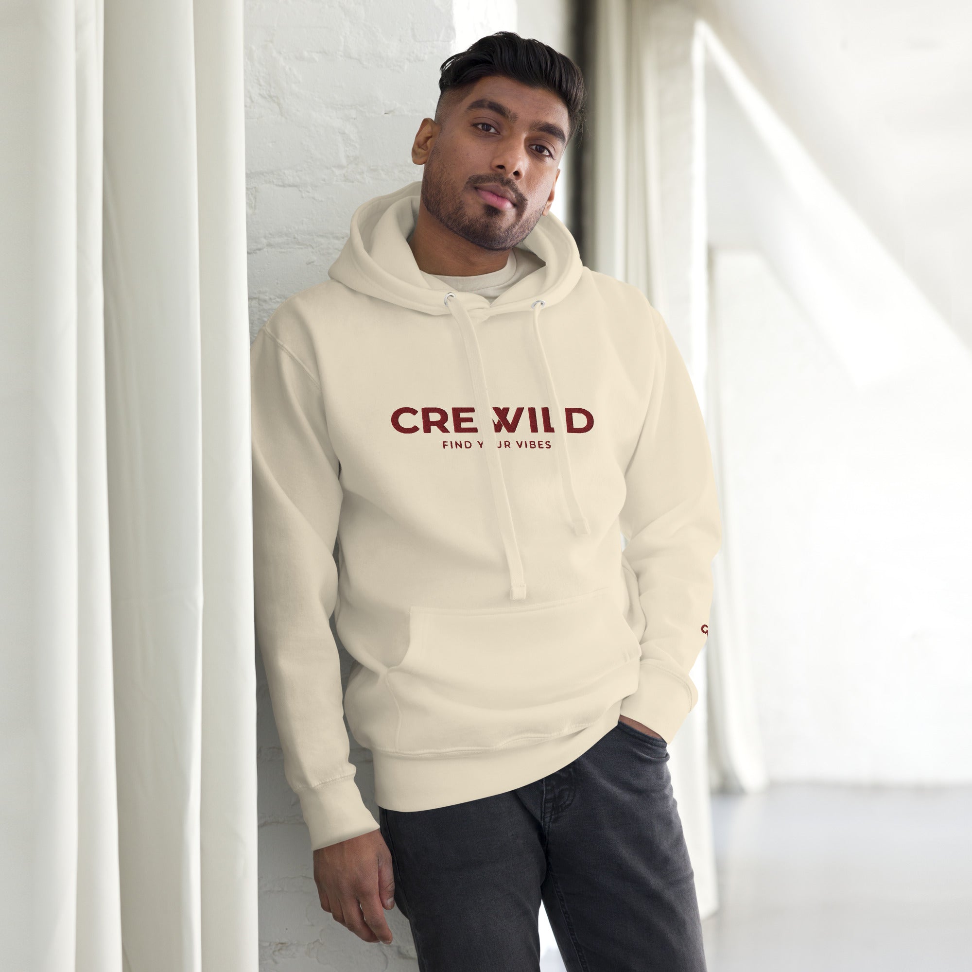 Beige Hoodie mit CRE WILD Aufdruck, individuell personalisierbar für coole Vibes