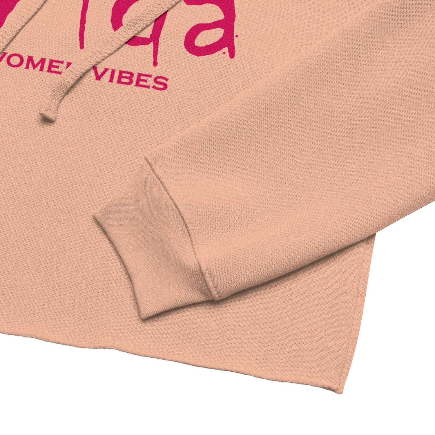 Detailaufnahme rosa Crop-Hoodie mit pinkem Aufdruck und offenen Saumkanten