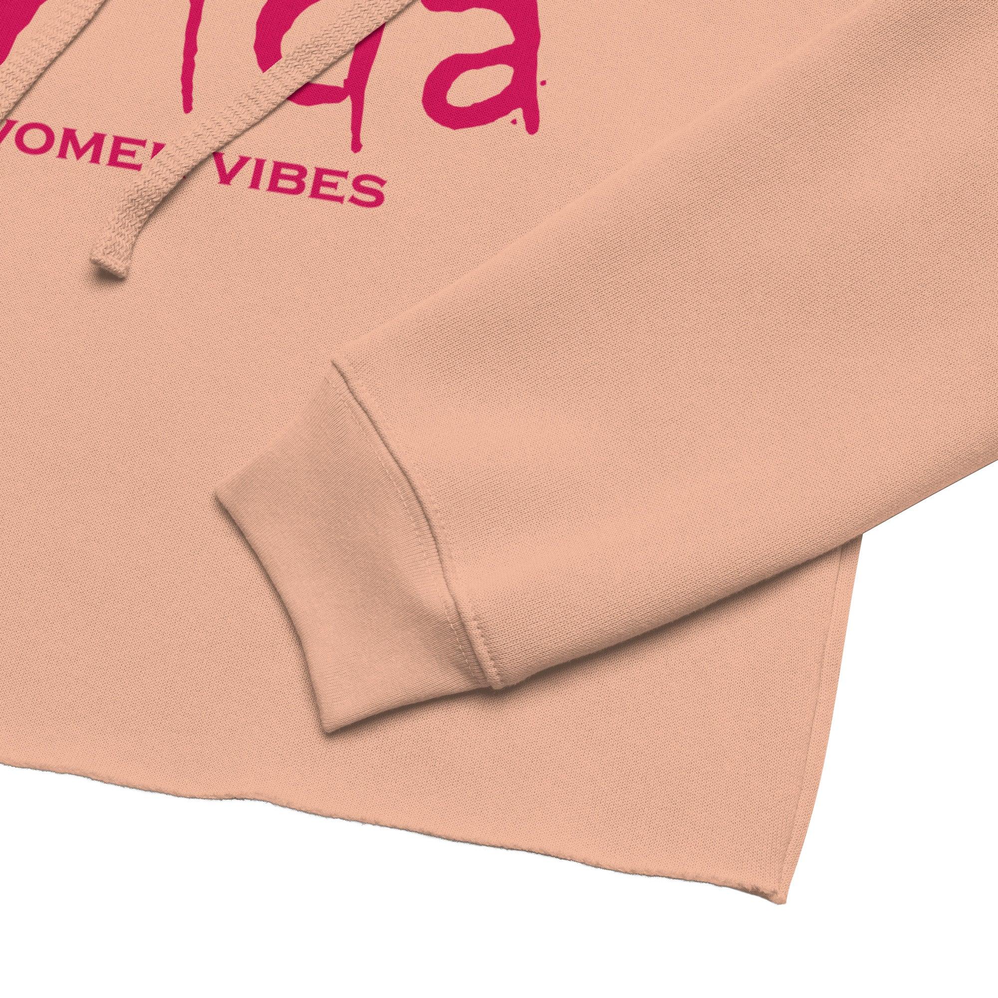 Detailaufnahme rosa Crop-Hoodie mit pinkem Aufdruck und offenen Saumkanten