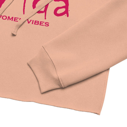Detailaufnahme rosa Crop-Hoodie mit pinkem Aufdruck und offenen Saumkanten