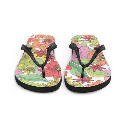 Bunte Flip-Flops mit Blumenmuster und schwarzen Riemen auf weißem Hintergrund