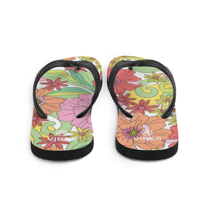 Bunte Flip-Flops mit Blumenmuster und schwarzen Riemen, Vibes Logo auf weißem Hintergrund