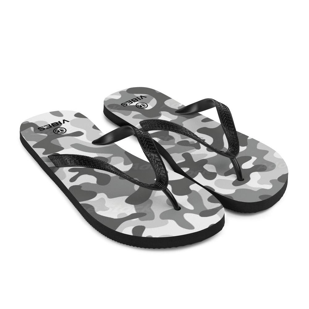 VIBES Flip-Flops Camouflage Grau mit schwarzem Riemen auf weißem Hintergrund