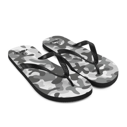 VIBES Flip-Flops Camouflage Grau mit schwarzem Riemen auf weißem Hintergrund