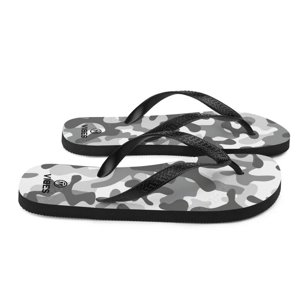 VIBES Flip-Flops Camouflage grau mit schwarzem Riemen, Paar auf weißem Hintergrund
