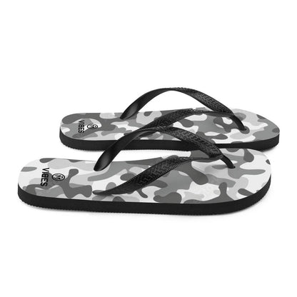 VIBES Flip-Flops Camouflage grau mit schwarzem Riemen, Paar auf weißem Hintergrund