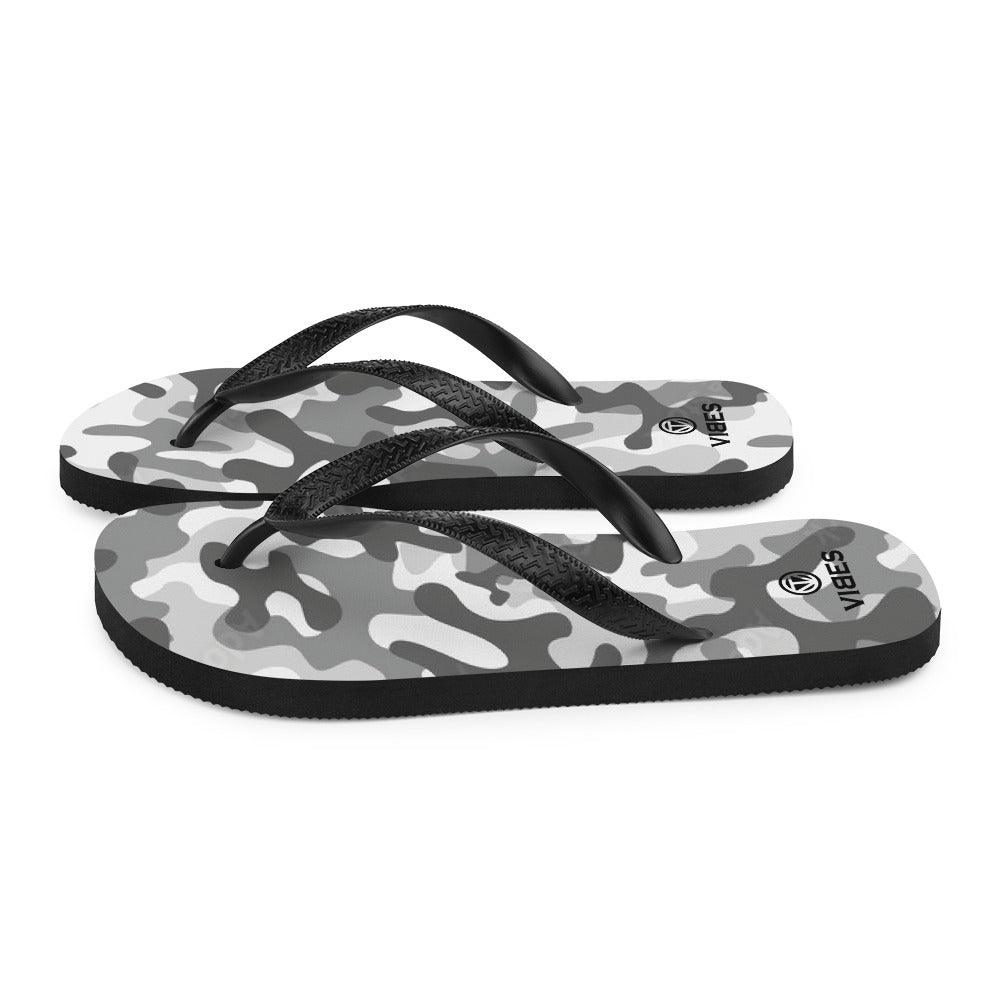 VIBES Flip-Flops Camouflage grau mit schwarzen Riemen auf weißem Hintergrund