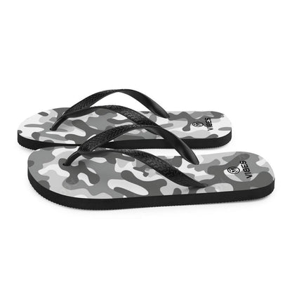 VIBES Flip-Flops Camouflage grau mit schwarzen Riemen auf weißem Hintergrund