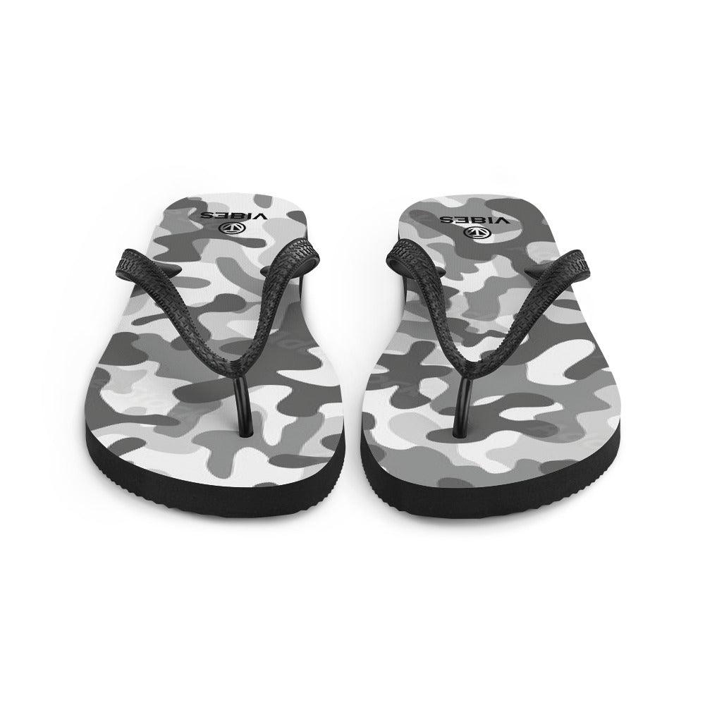 VIBES Flip Flops in Grau mit Camouflage-Muster und schwarzen Riemen, Produktfoto